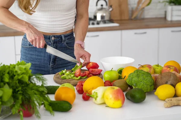 Kvinnelige hender hakket frukt- og grønnsakssalat til frokost . royaltyfrie gratis stockfoto