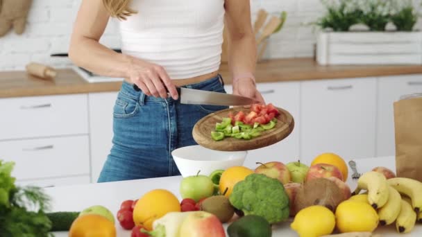 Flickan Blandar Tallrik Peppar Och Röd Tomat Koka Sallad Frukt — Stockvideo