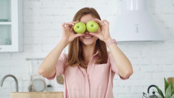 Menina Cozinha Branca Está Divertindo Com Maçãs Verdes Fechando Olhos — Vídeo de Stock