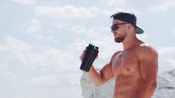 Bodybuilder Una Tapa Gafas Sol Con Músculos Grandes Fuertes Bebe — Vídeo de stock