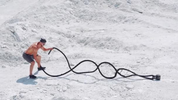 Atletische Sterke Man Doet Oefeningen Met Touwen Buiten Het Zand — Stockvideo