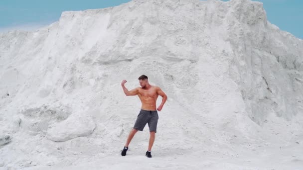 Young bodybuilder poses in nature. Handsome bodybuilder with perfect muscular body posing outdoors. — Stock Footage Young Bodybuilder Poses Nature Handsome Bodybuilder Perfect Muscular Body Posing Video Clip