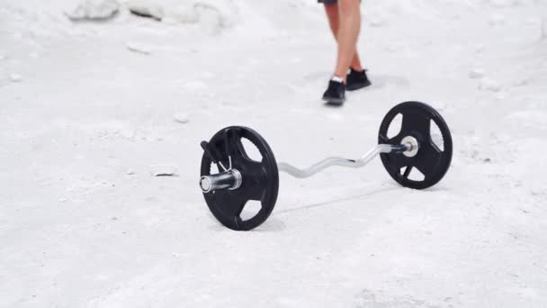 Männerhände Heben Die Langhantel Vom Boden Training Der Natur — Stockvideo