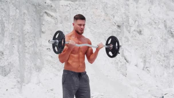 Construtor Corpo Masculino Fazendo Exercícios Bíceps Barra Treino Natureza — Vídeo de Stock