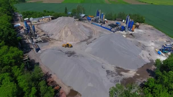 流动沥青厂的地盘 从企业烟囱和碎石沙堤冒出的烟 — 图库视频影像