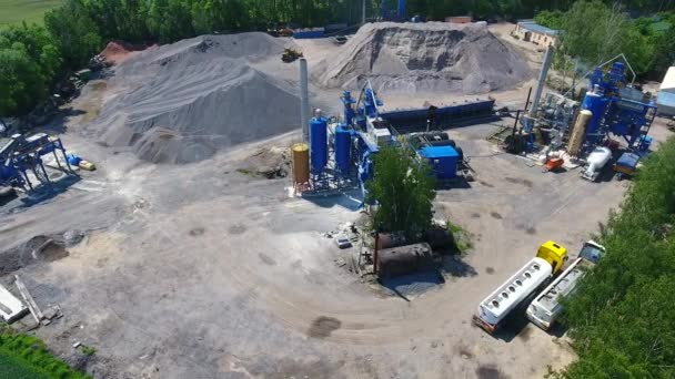 用建筑材料筑堤的沥青厂的建设和设施 企业中的卡车 — 图库视频影像