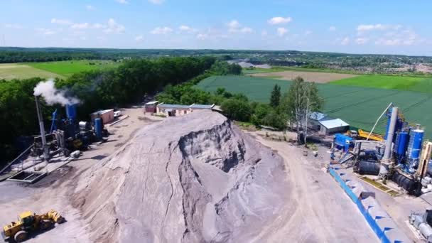 带推土机的工作中的沥青厂的顶部视图 一大堆砾石 — 图库视频影像