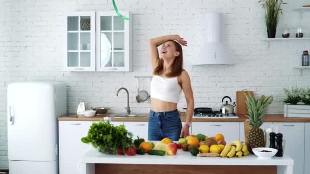 Niña Fondo Cocina Blanca Cerca Mesa Con Frutas Verduras Arroja — Vídeo de stock