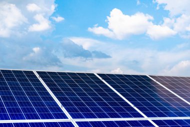 Evin çatısında elektrik üretimi için güneş panelleri. Yenilenebilir enerji