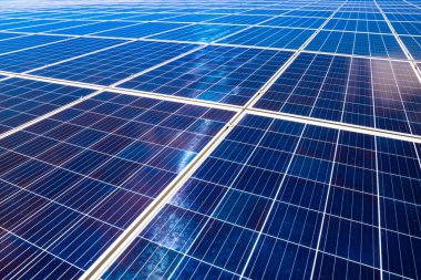 Yeşil enerji üretimi için hücreli mavi güneş panelleri. Alternatif enerji