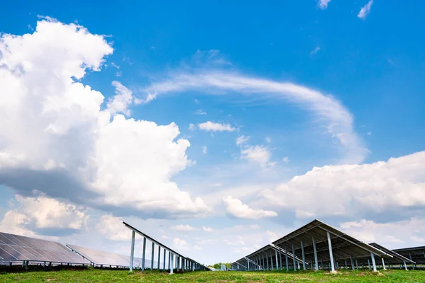 Aurinkovoimala Aurinkopaneelit Taustalla Sininen Taivas Valkoiset Pilvet — kuvapankkivalokuva