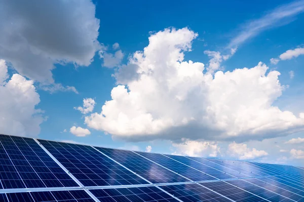 Güneş panellerinin elementleri bulutlu gökyüzüne karşı. Yeşil enerji