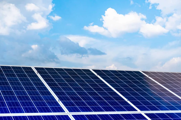 Aurinkopaneelit Sähkön Tuottamiseksi Talon Katolla Uusiutuva Energia — kuvapankkivalokuva