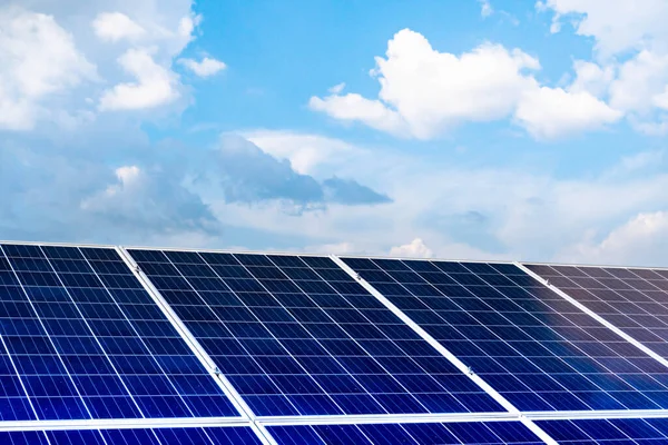 Evin çatısında elektrik üretimi için güneş panelleri. Yenilenebilir enerji