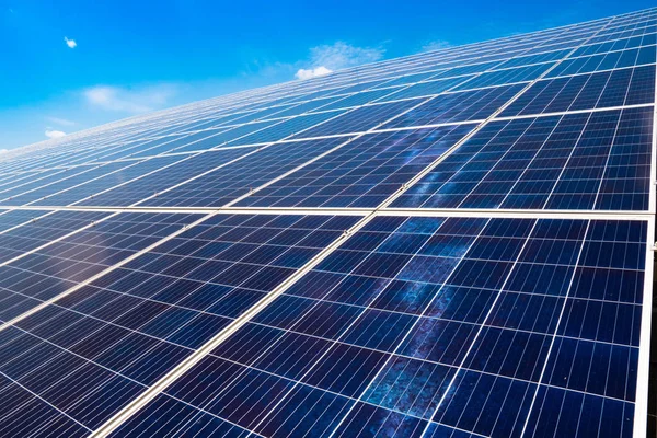Store Solcellepaneler Bakgrunn Blå Himmel Alternativ Energi – stockfoto
