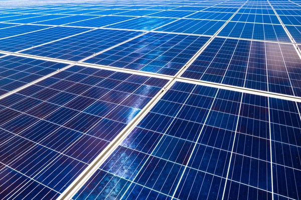 Siniset Aurinkopaneelit Joissa Kennot Vihreän Energian Tuottamiseksi Vaihtoehtoinen Energia — kuvapankkivalokuva
