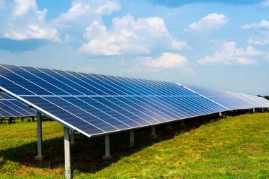 Çimlerin üzerinde güneş panelleri inşa etmek. Yenilenebilir enerji