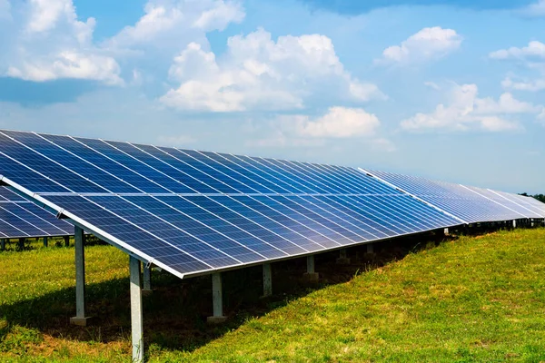芝生の上に太陽光パネルの建設 再生可能エネルギー — ストック写真
