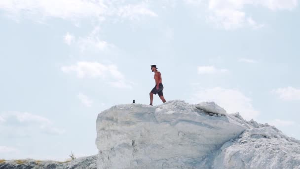 Fitness Hombre Bebe Agua Una Botella Una Montaña Blanca Sobre — Vídeos de Stock