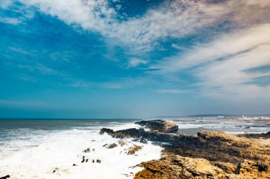 Essaouira Fas 'taki Atlantik Okyanusu kıyısında deniz dalgaları.