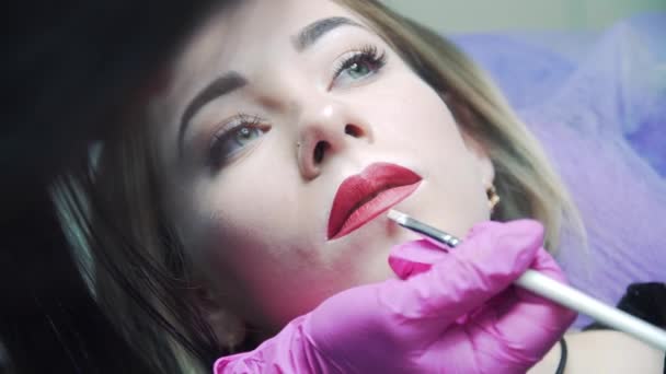 メイクの手順 美容室でリップブラシストローク ピンクゴム手袋の化粧マスター — ストック動画