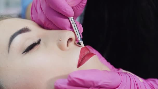 Master Rubber Gloves Brushes Contour Lips Young Girl — Stock Video