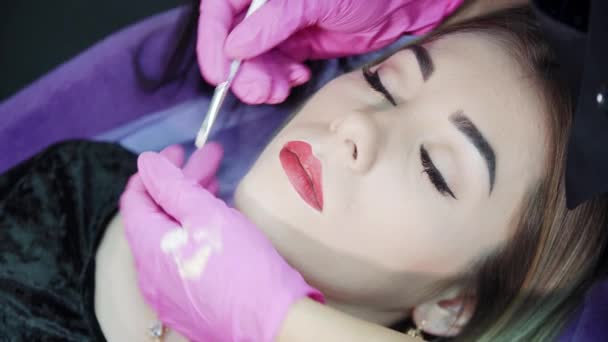 Kozmetikai Eljárás Ajkakon Állandó Smink Egy Szépségszalonban — Stock videók