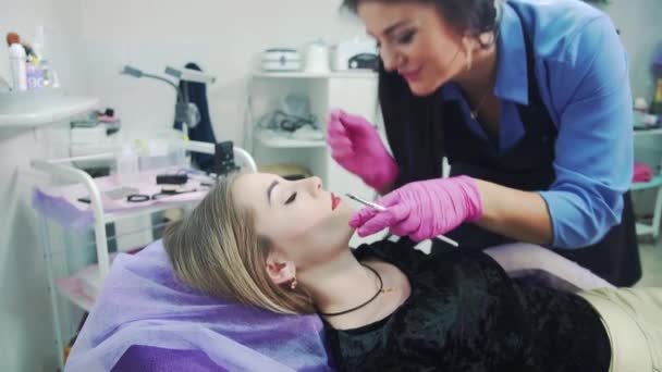 Make Meister Einem Schönheitssalon Zeichnet Einem Mädchen Eine Lippenkontur Permanentes — Stockvideo