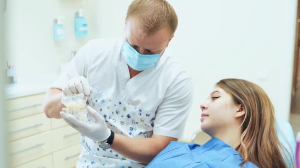 Medico Maschera Guanti Gomma Mostra Una Mascella Finta Paziente Una — Video Stock