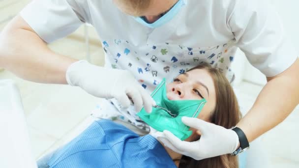 Lékař Odstraní Kovovou Sponu Zuby Zelený Gumový Důlek Návštěva Zubní — Stock video
