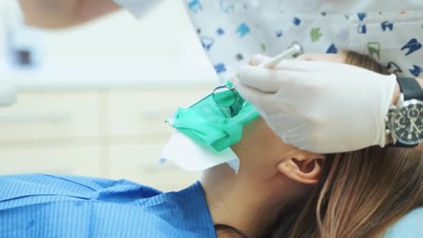 Médico Luvas Borracha Com Uma Broca Dentária Está Tratando Dentes — Vídeo de Stock