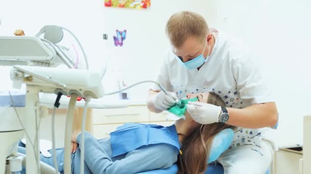 Dentista Masculino Trata Diente Con Taladro Paciente Recepción Consultorio Dental — Vídeo de stock