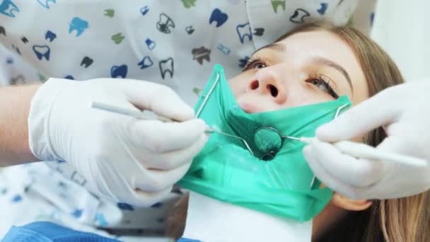 Médico Luvas Brancas Trata Dentes Uma Menina Para Paciente Inspeção — Vídeo de Stock