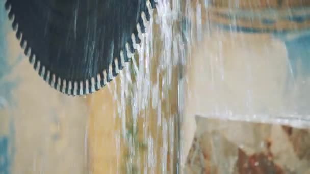 Капли Воды Стекают Циркулярной Пиле Завод Производству Каменной Продукции — стоковое видео