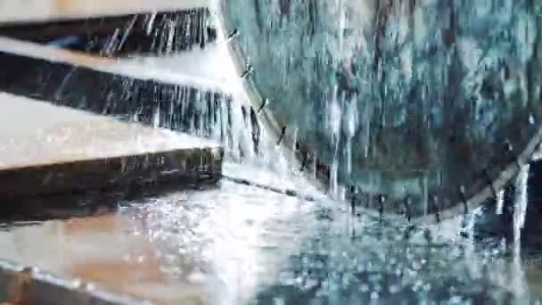 Början Lanseringen Cirkelsåg Elektrisk Stenskärningsmaskin Droppar Vatten Bordet Och Såg — Stockvideo