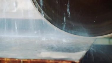 Dairesel testere bir kumtaşı plakasını keser. Endüstriyel taş üretimi.