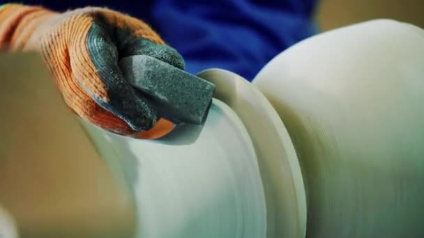 Beeldhouwer Handschoenen Machine Polijst Steen Creëren Van Kunstproducten Uit Zandsteen — Stockvideo