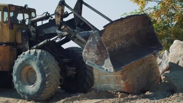 Bulldozer Velho Uma Pedreira Transporta Bloco Pedra Grande Trabalhos Escavadeira — Vídeo de Stock