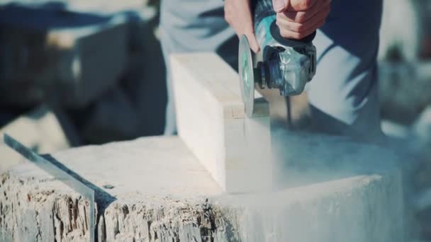 芸術的な石の処理電気角度グラインダー 砂岩工場 — ストック動画
