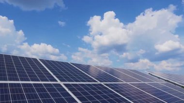 Bir tarladaki enerji santralindeki güneş panellerinin üzerindeki bulutlar.