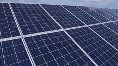 Alternatif yeşil enerji santralinde şarj olan güneş panellerine yakın çekim.