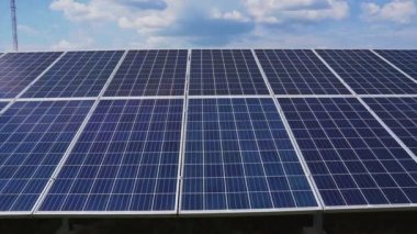 Alternatif enerji üretimi için güneş panelleri modülleri.