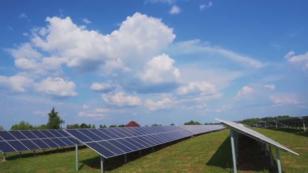 Planta Solar Terrestre Con Hileras Paneles Fotovoltaicos Para Producción Electricidad — Vídeos de Stock