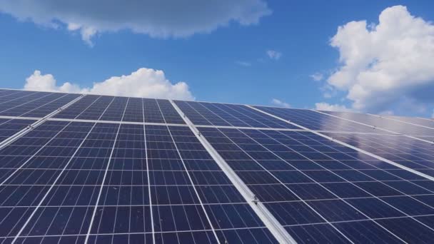 Painéis Solares Fotovoltaicos Telhado Contra Céu Azul Com Nuvens — Vídeo de Stock
