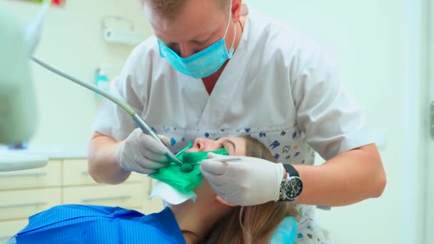 Manlig Tandläkare Gummihandskar Och Mask Borrar Tand Till Flicka Som — Stockvideo