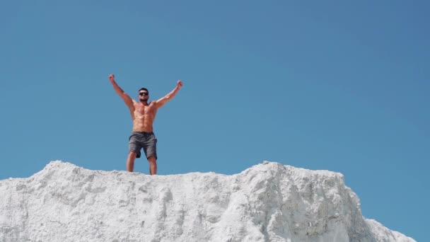 Homme Culturiste Célèbre Victoire Levant Les Bras Athlète Lunettes Soleil — Video