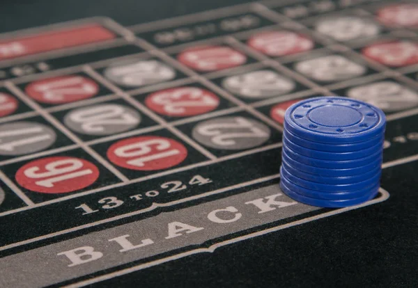 Jogo em uma mesa de roleta com chips azuis — Fotografia de Stock
