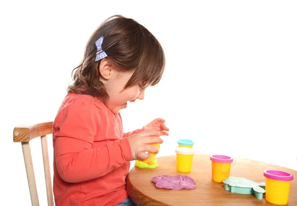 Kleuter meisje spelen met play-doh — Stockfoto