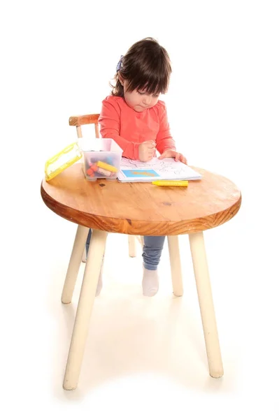Дівчинка-малюк розмальовка з олівцями — стокове фото