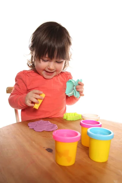 Kleinkind Mädchen spielt mit spielen doh — Stockfoto